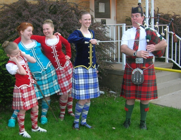 Dancers with Detroit Highland Piper